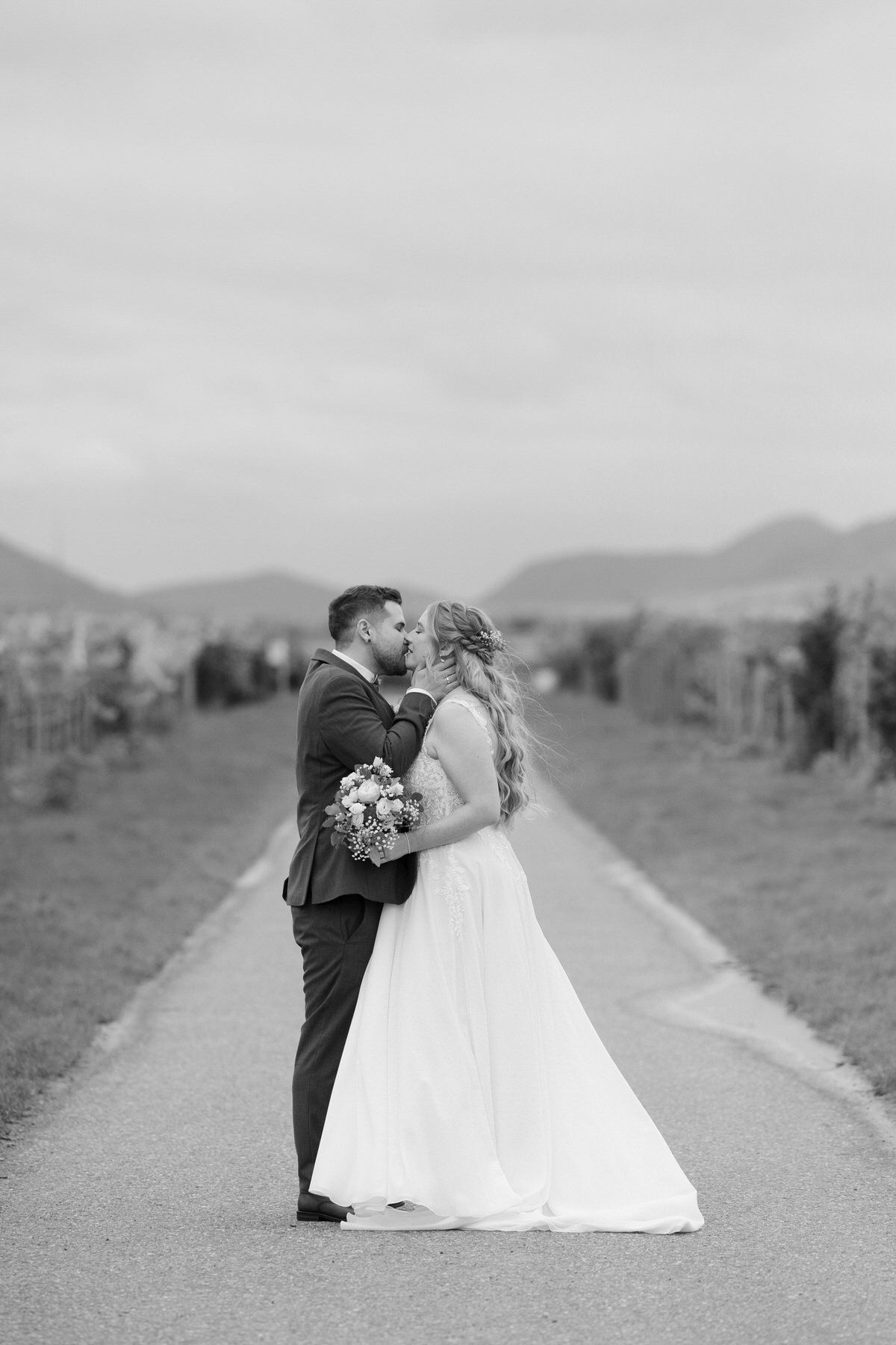 Hochzeitsfotograf Saarland - Pfalz - Rheinhessen - Mainz - Andreas Heu WEDDINGS - Editorial Brautpaarshooting - Weinberge - Hochzeit im Herbst