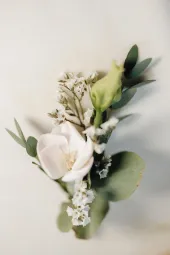 Hochzeitsfotograf Mainz - Detailfoto Getting Ready - Blumenschuck - Ansteckblume Bräutigam