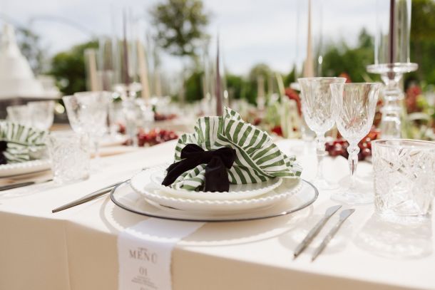 Hochzeitsfotograf Mainz - Freie Trauung - luxuriöse Hochzeit - Schwarzer Hochzeitsanzug - Blumendekoration, All black