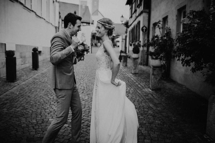 Hochzeitsfotograf im Saarland und der Pfalz - Brautpaarshooting Tanz bei Regen in der Altstadt Deidesheim
