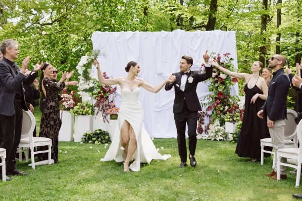 Hochzeitsfotograf Mainz - Freie Trauung - luxuriöse Hochzeit - Schwarzer Hochzeitsanzug - Blumendekoration, All black