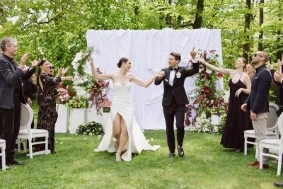 Hochzeitsfotograf Mainz - Freie Trauung - luxuriöse Hochzeit - Schwarzer Hochzeitsanzug - Blumendekoration, All black