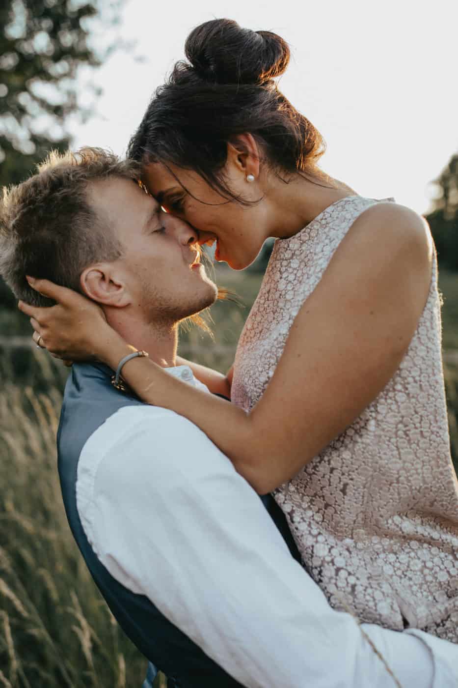 Hochzeitsfotograf im Saarland und der Pfalz - Brautpaarshooting, natürliche Posen, Scheunenhochzeit