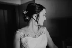 Hochzeitsfotograf im Saarland und der Pfalz - Portrait einer hübschen Braut beim Getting Ready, Brautkleid, Haarschmuck