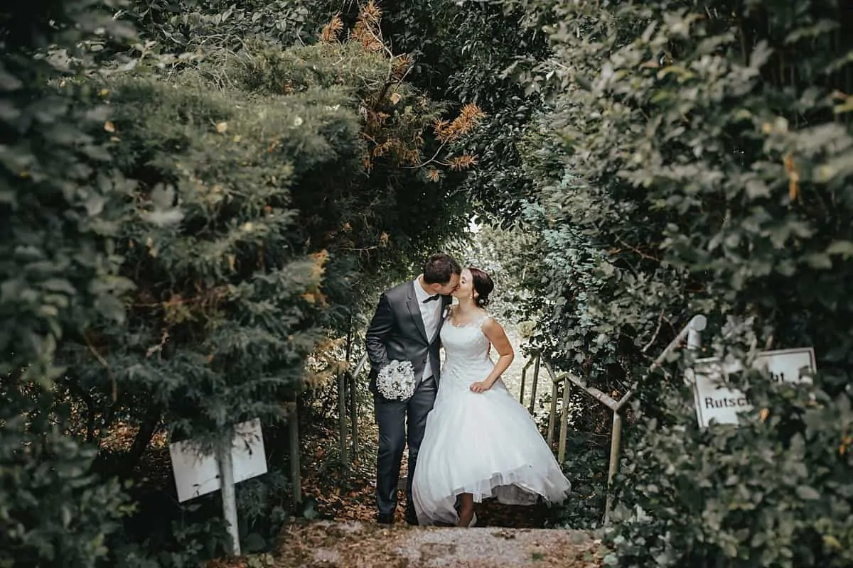 Hochzeitsfotograf im Saarland und der Pfalz - Brautpaarshooting im Wald - Hochzeitskleid - Braut - Bräutigam