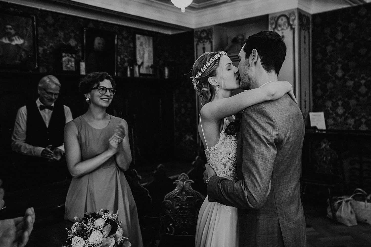 Hochzeitsfotograf in der Pfalz - Hochzeit mit Gratulation standesamtliche Hochzeit historisches Rathaus Deidesheim