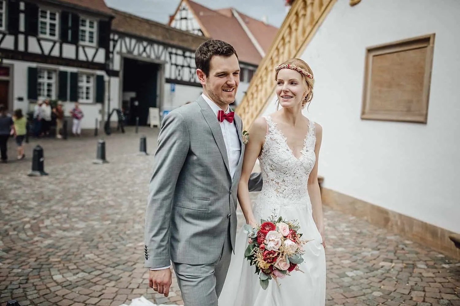 Hochzeitsfotograf im Saarland und der Pfalz - Hochzeit mit Brautpaarshooting historisches Rathaus Deidesheim