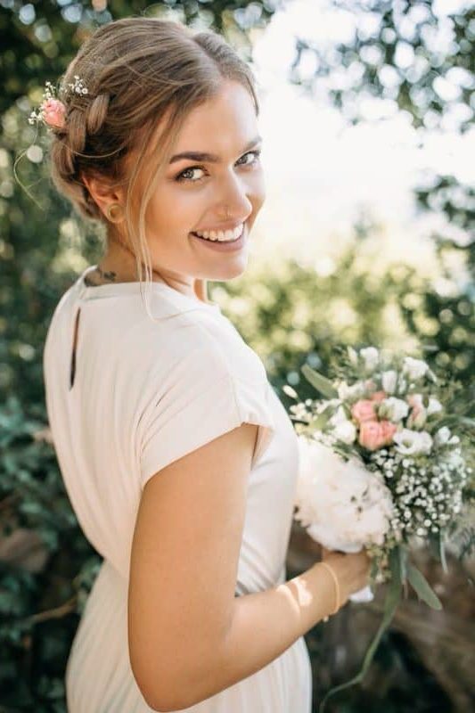 Hochzeitsfotograf im Saarland und der Pfalz - Portrait Braut mit Brautstrauß