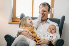 Newbornshooting in Saarbrücken - Familienbilder zu Hause - Neugeborenen Fotografie - Familienfotograf Andreas Heu