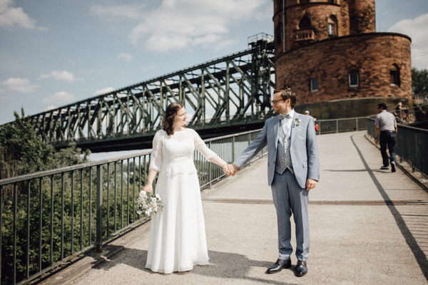 Hochzeitsfotograf Mainz - Brautpaarshooting am Rhein - Hochzeitsfeier im Hyatt Regency