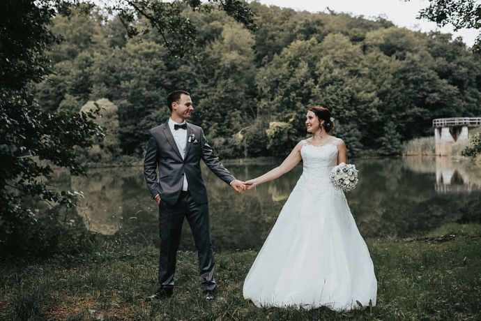 Hochzeitsfotograf im Saarland und der Pfalz - Brautpaarshooting im Grünen, Mühlenhochzeit