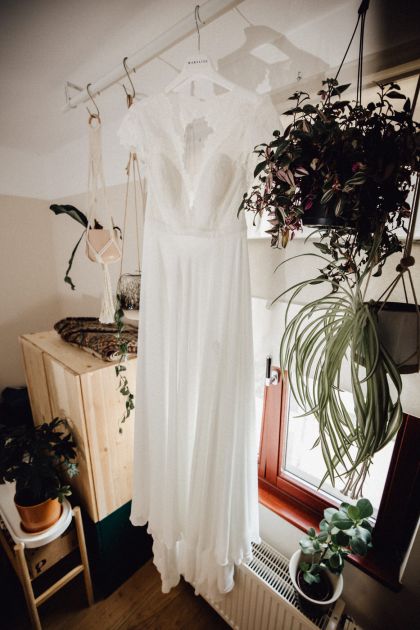 Hochzeitsreportage Weingut Junghof Undenheim - Hochzeitsfotograf Andreas Heu - Getting Ready Hochzeit, Hochzeitskleid