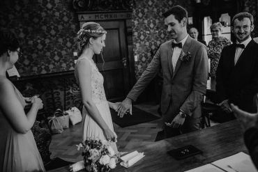 Hochzeitsfotograf in der Pfalz - Ringtausch standesamtliche Hochzeit historisches Rathaus Deidesheim