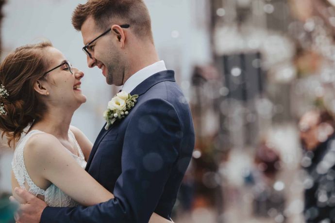 Hochzeitsfotograf im Saarland und der Pfalz - Brautpaar am Deidesheimer Hof