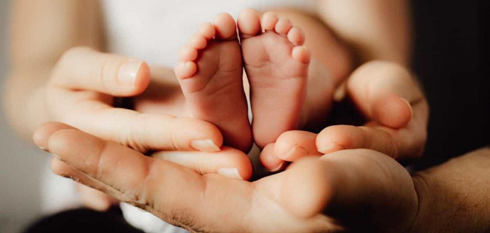 Familienfotograf Saarland und Pfalz - Andreas Heu - Newborn Shooting Homestory - Babyfüße