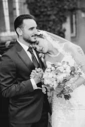 Hochzeitsfotograf Landau - Pfalz - Paarhooting - luxuriöse Hochzeit - Brautschleier - schwarzer Anzug
